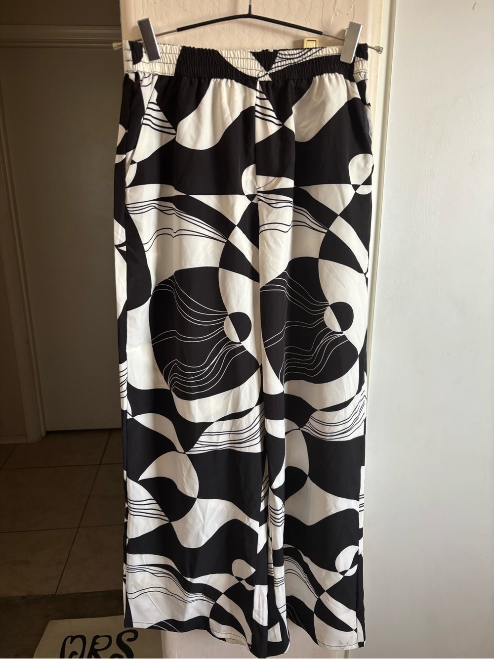NWT Love by Design Black & White Graphic wide leg pants, with pockets, Size M